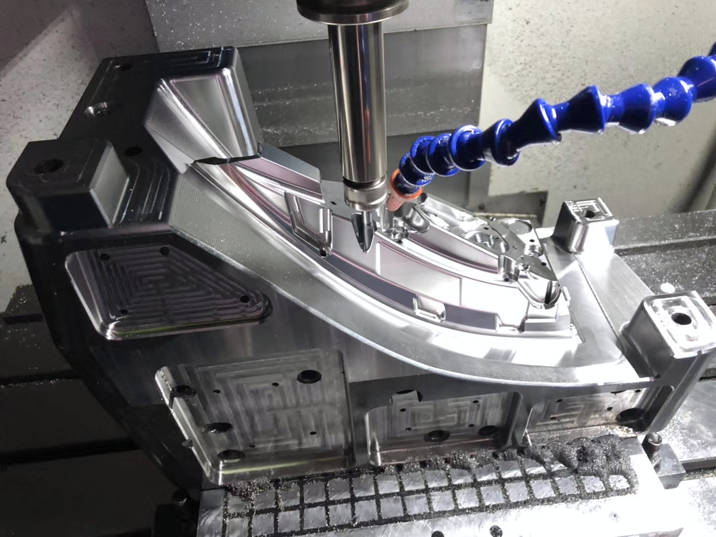 Curved mold cavity detail