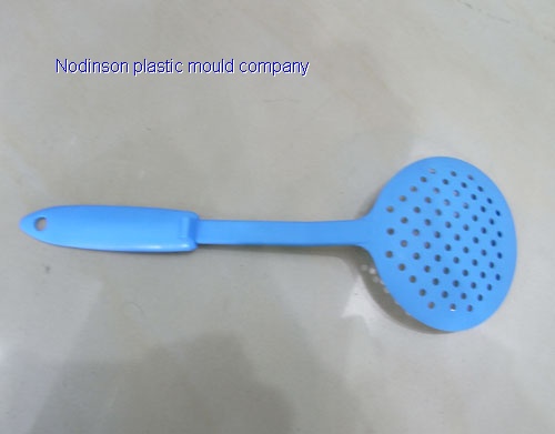Plastic molding scoop